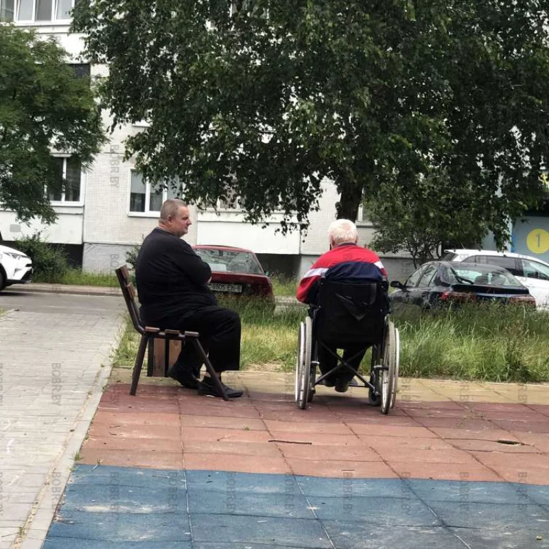 Сын вышел с папой на прогулку и ведут очень приятные беседы