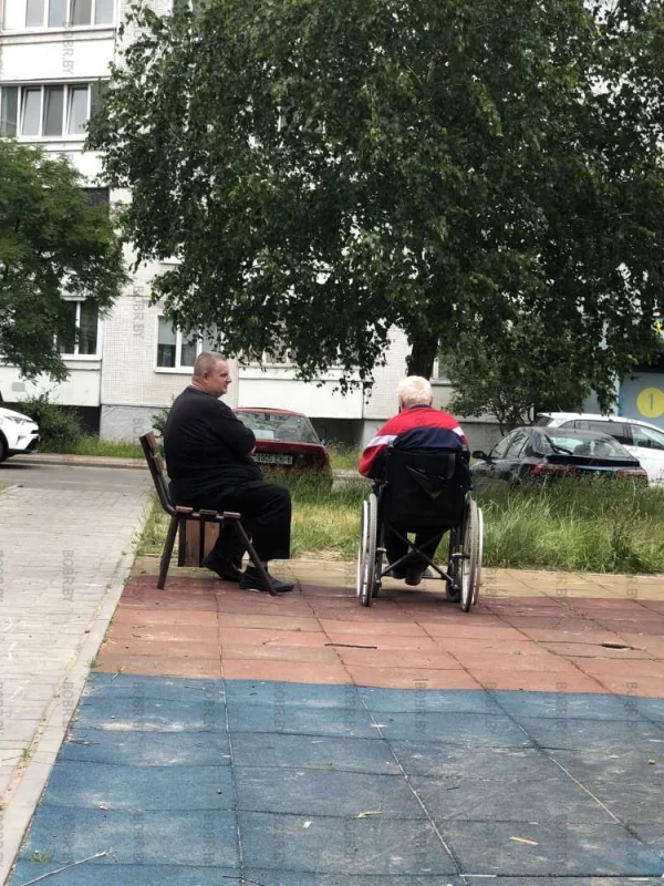 Сын вышел с папой на прогулку и ведут очень приятные беседы