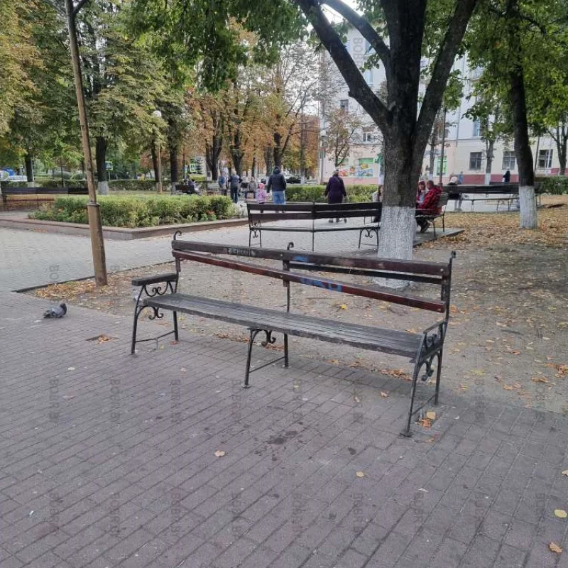 Площадь Ленина, очень красивая лавочка.