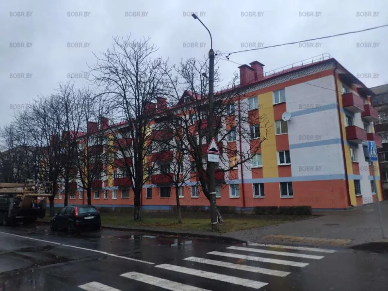 Окончен капитаььный ремонт дома. Яркие цвета радуют глаз в такой пасмурный день