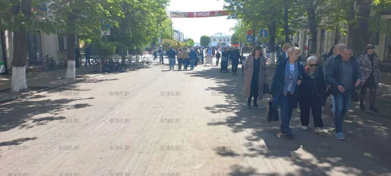 Асфальт стилизован, "как после войны")))