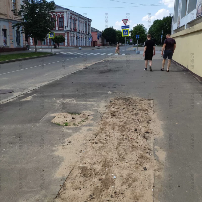 Пешеходная дорожка, с ямой напоминающие место захоронения.