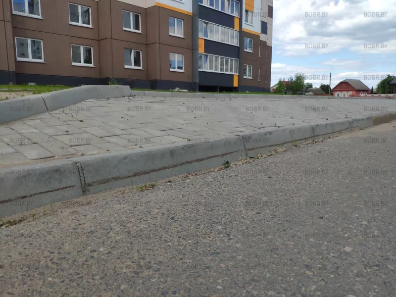 Сделали парковку, но бордюрный камень больше 25 см, Так что заехать на эту парковку никто не решается.