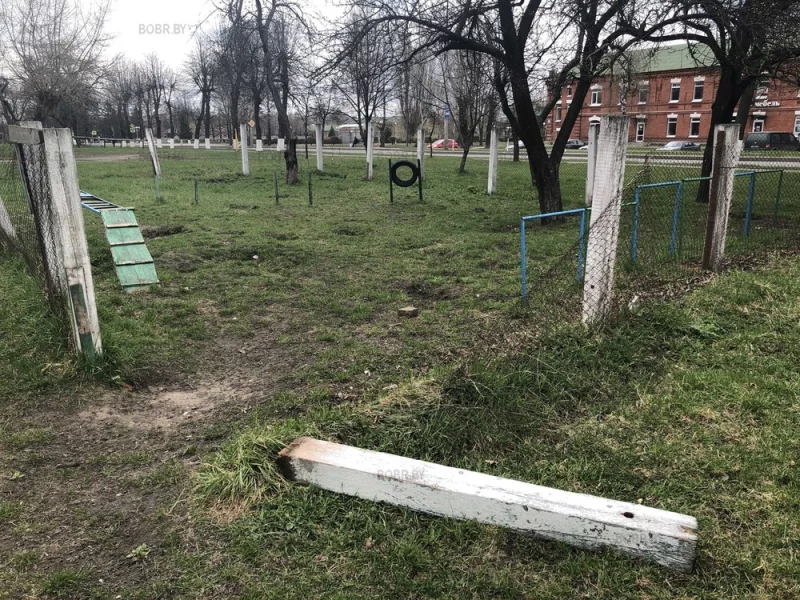 Кому-то надо было быстро отчитаться о проделанной работе. Закопали деревянные столбы в землю. Вот результат.