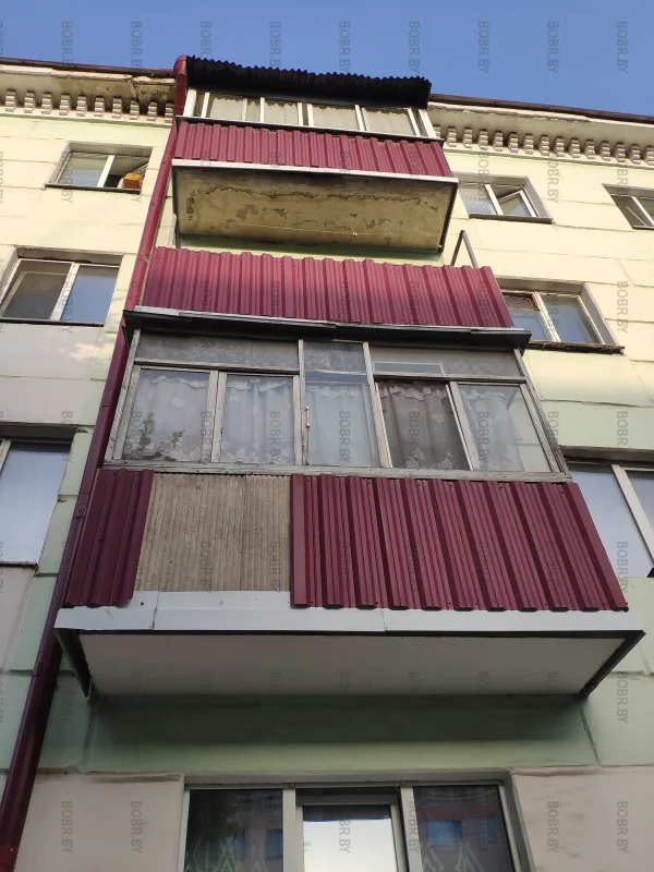 За фасадами домов выходящих на центральную улицу перестали следить. Заканчивается деньги?