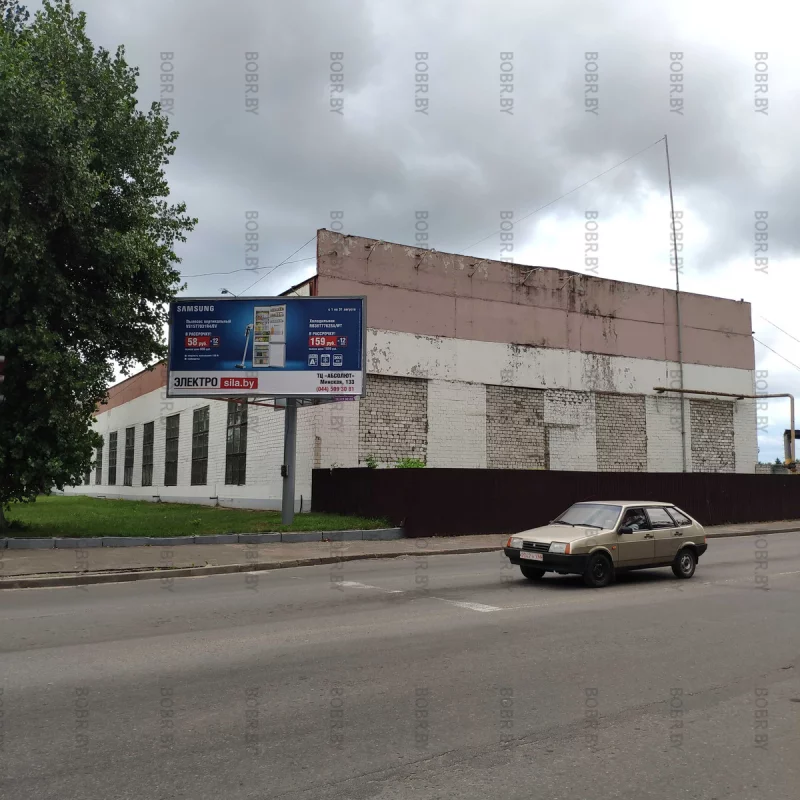 А когда-то БОБРУЙСК был красивым и промышленным! А теперь заброшенный цех завода и уродливая стена с видом на перекрёсток улицы Минской и и Орджоникидзе. Ломать не строить!