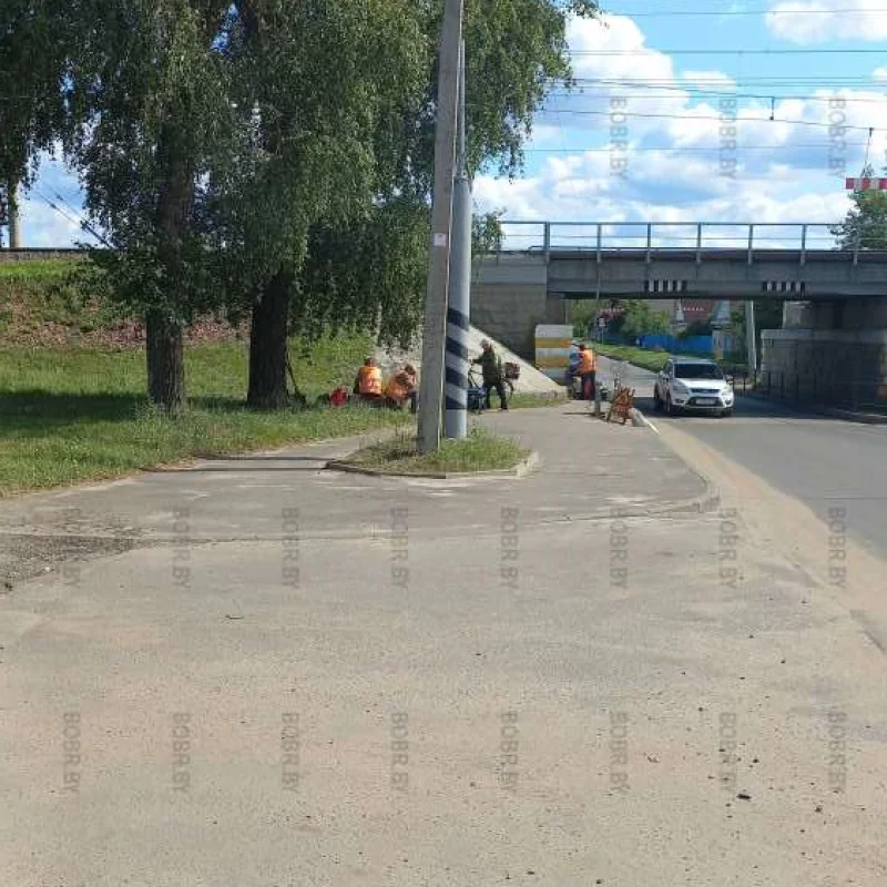 Рабочий день в разгаре. один работает, двое курят..