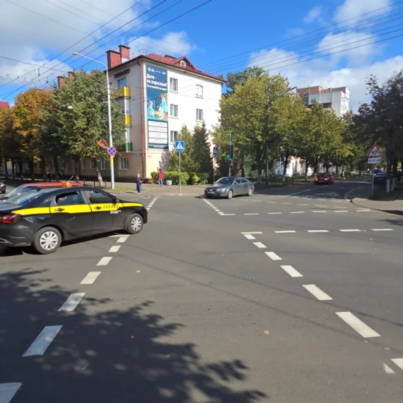 Оказывается такой перекрёсток не очень-то и удобен, так как очень долго приходится ждать разрешающего сигнала светофора для пешеходов