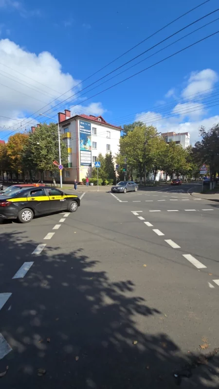 Оказывается такой перекрёсток не очень-то и удобен, так как очень долго приходится ждать разрешающего сигнала светофора для пешеходов