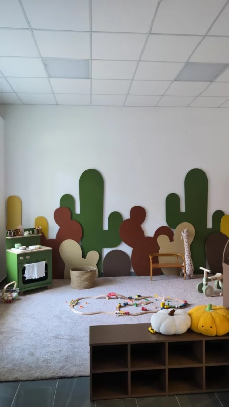 Новое кафе Кактус Рядом с Чырвонай вежей Для мам с детьми 2-5 лет, есть большая игровая комната