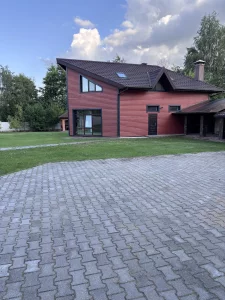 Два дома на берегу реки