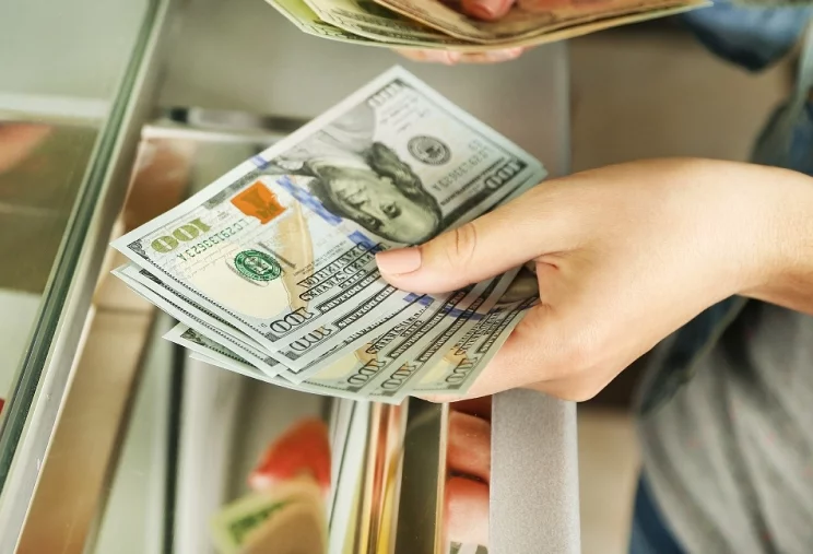 Доллар падает после больших выходных: что с остальными курсами