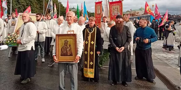 Настоятель Космо-Дамиановского храма Максим Киреев представил Бобруйскую епархию на Общемосковском крестном ходе