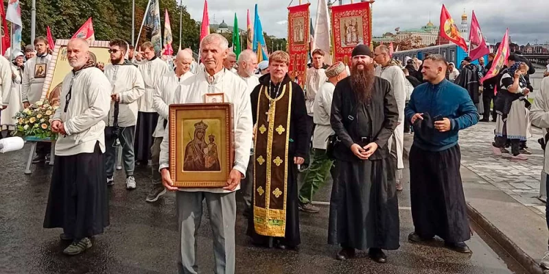 Настоятель Космо-Дамиановского храма Максим Киреев представил Бобруйскую епархию на Общемосковском крестном ходе