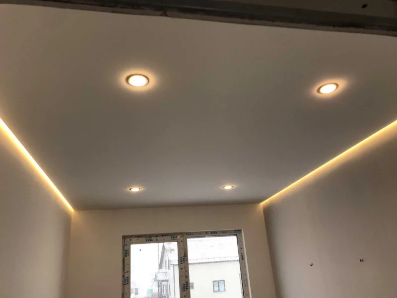 Тренды в натяжных потолках 2025: технологии, дизайн и советы по выбору