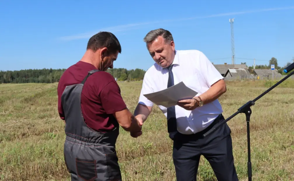 Аграрии «Агрокомбината Бобруйский» получили награды от профсоюзных лидеров АПК страны и района