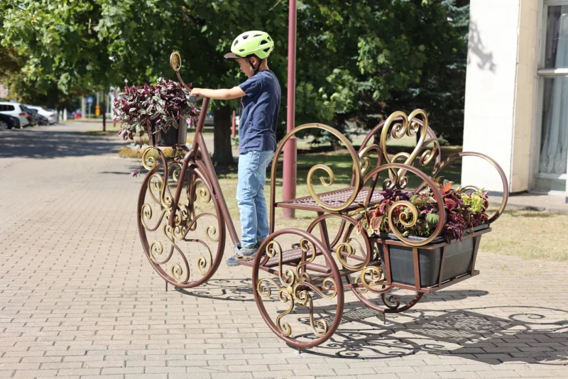 Цветник перед драмтеатром, на котором можно сидеть. Фотофакт