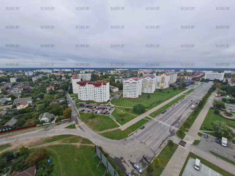Вид на город с высоты птичьего полёта. А горисполком можно было бы красиво покрасить, а то краска облупилась..