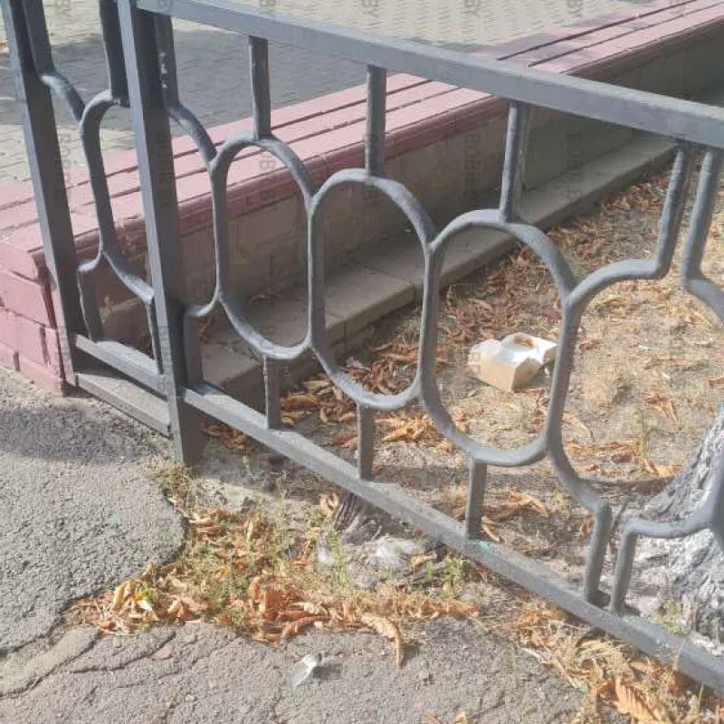 Площадь Победы давно не убирали, ждём, 9 мая уберут.