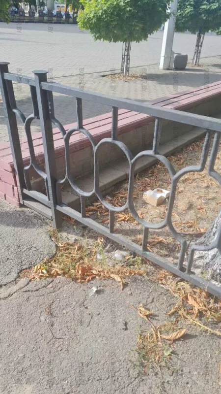 Площадь Победы давно не убирали, ждём, 9 мая уберут.