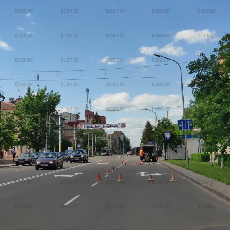 Перекрыли одну полосу движения и наносят свеженькую разметку