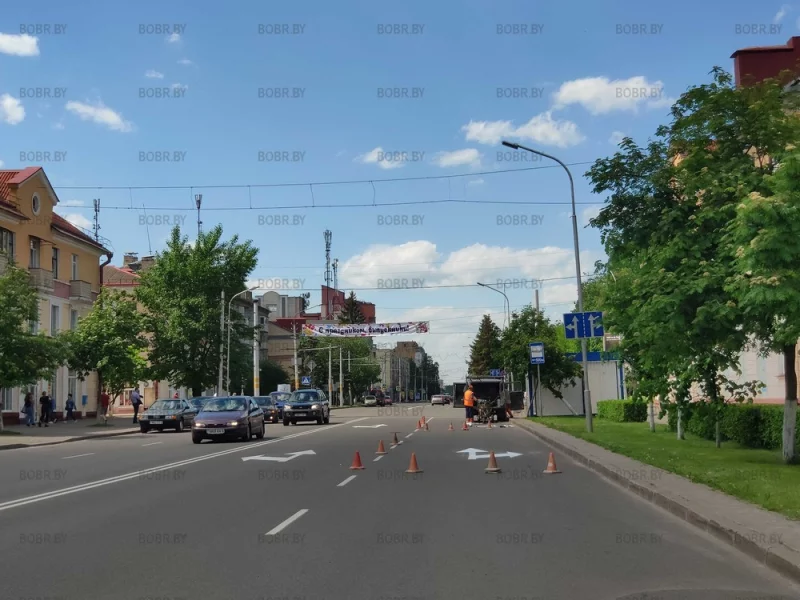 Перекрыли одну полосу движения и наносят свеженькую разметку