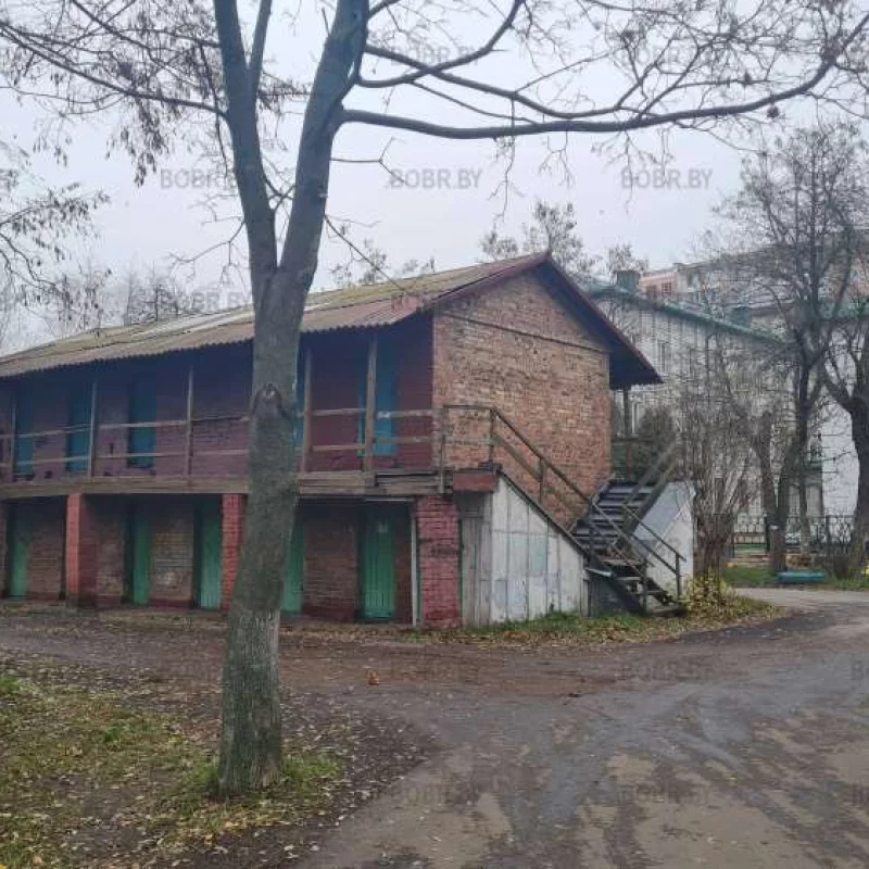 Милые сарайчики жильцов близлежащего дома.