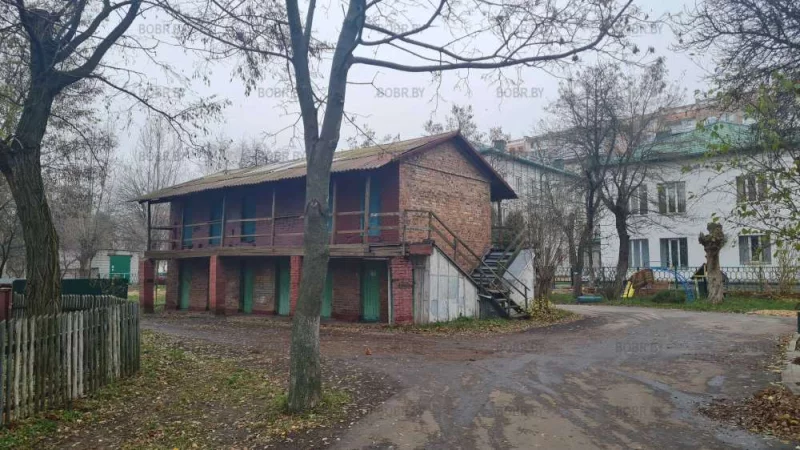 Милые сарайчики жильцов близлежащего дома.