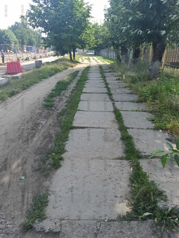 Когда люди ходят не по "тротуару" а по земле, значит что-то не так с тротуаром