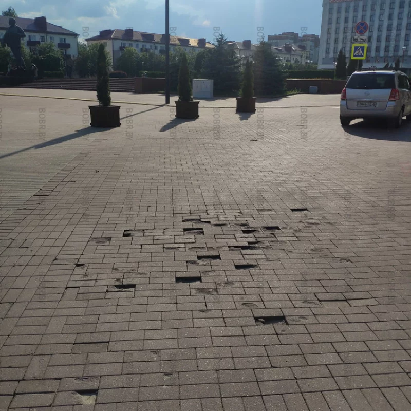 Площадь Ленина, оцените пожалуйста качество тротуарной плитки.