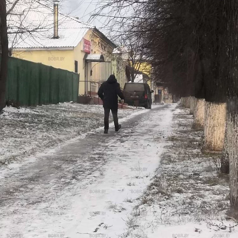 Тротуар для пешеходов, но там можно встретить и машины