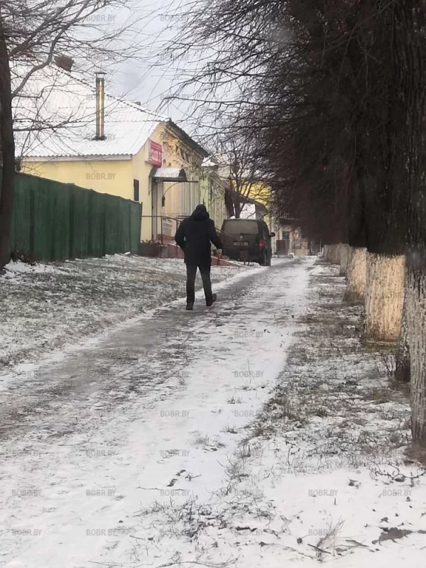 Тротуар для пешеходов, но там можно встретить и машины