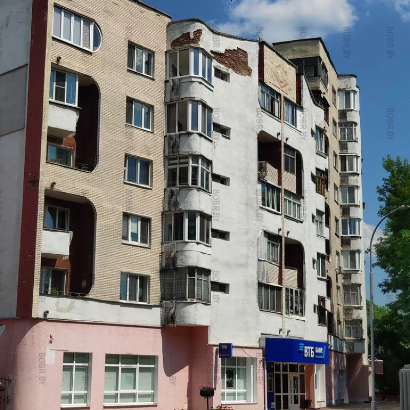 Прям возле отдела администрации ленинского района, стоит уродливый дом с которого падает штукатурка и может травмировать граждан. Место падения штукатурки ничем не ограничено. Бобруйчане будьте аккуратны