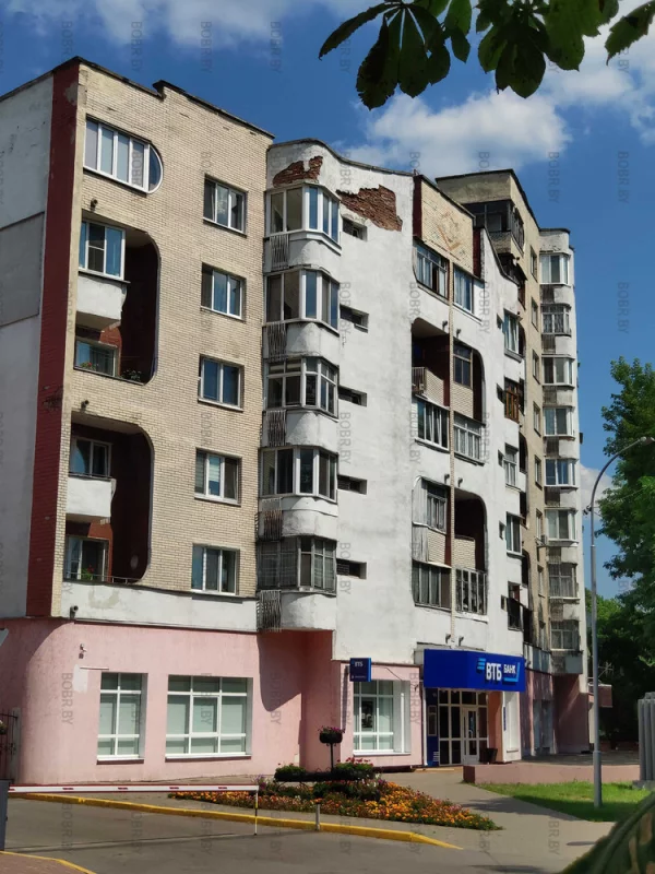 Прям возле отдела администрации ленинского района, стоит уродливый дом с которого падает штукатурка и может травмировать граждан. Место падения штукатурки ничем не ограничено. Бобруйчане будьте аккуратны