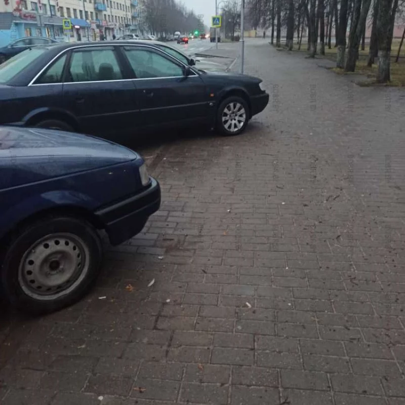 Кто-то думает, что можно парковаться на тротуаре..