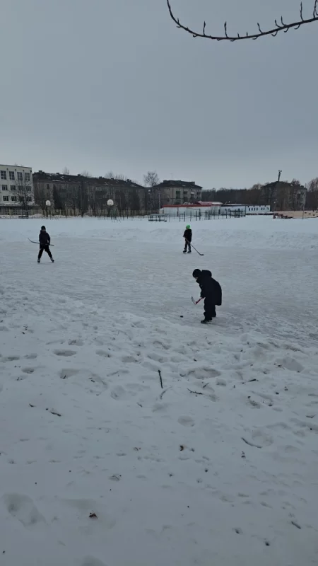 А на стадионе Спартак детишки тренируются играть в хоккей