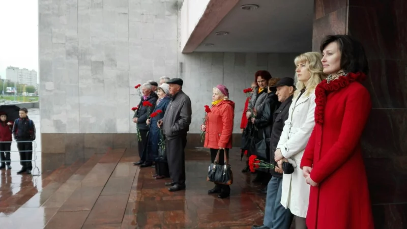 30 шаров с бумажными голубями взмыли в небо Бобруйска