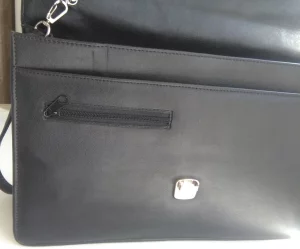 Объёмная чёрная папка с клапаном на замке