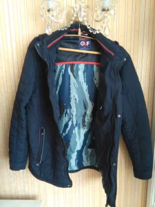 Куртка демисезонная со съемным капюшоном .