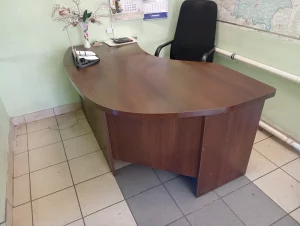 Стол руководителя, длина - 170 см., ширина - 110 см., высота - 75 см