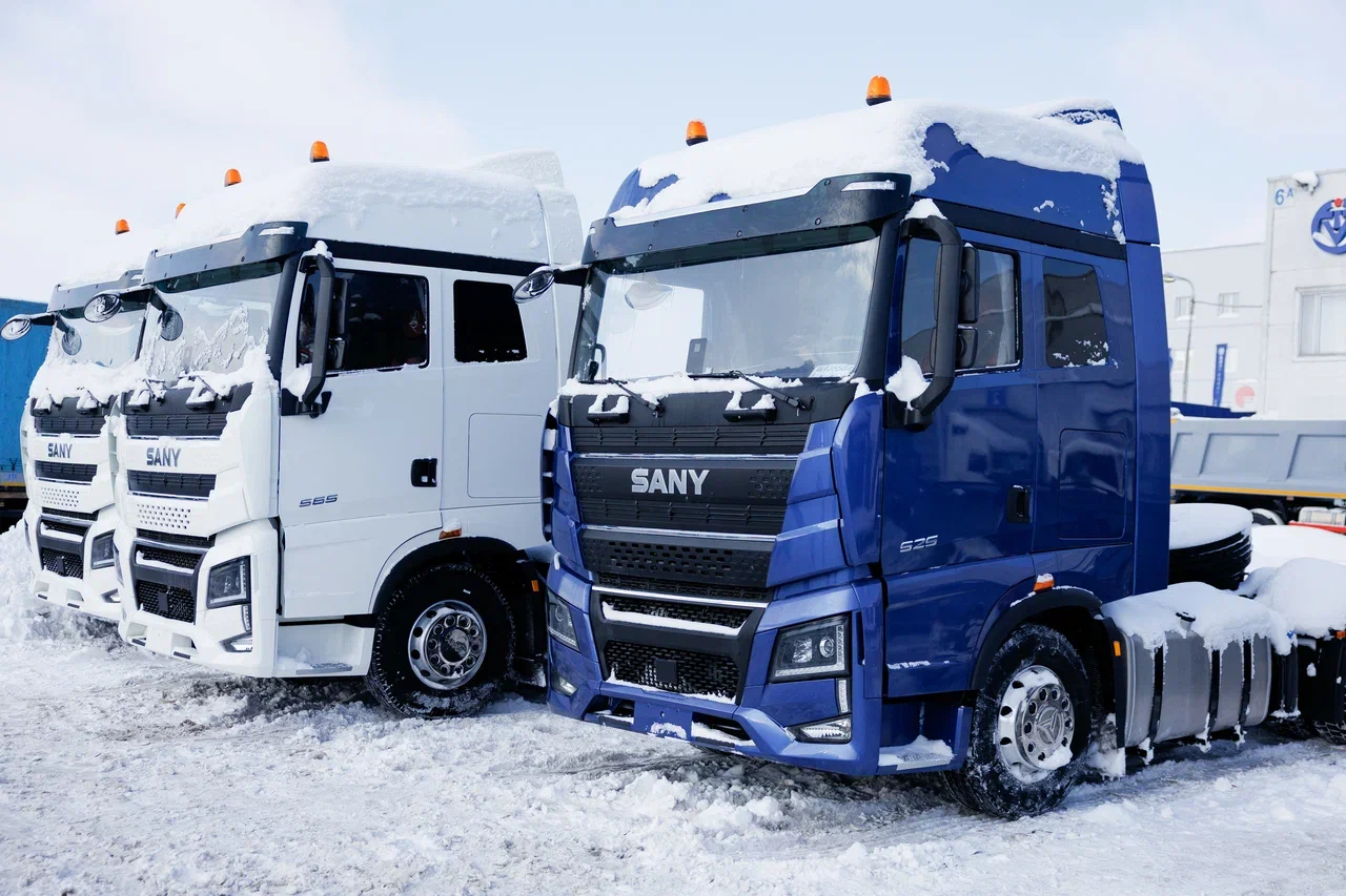«Разбирают еще до поставки». В Беларусь привезли супертягачи SANY 2026 года