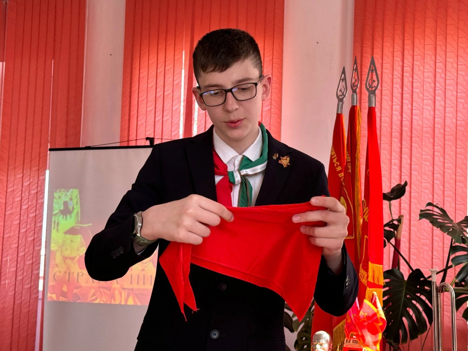 Горны, значки, галстуки: учащийся из Бобруйска представил свою выставку о пионерии в Витебской области