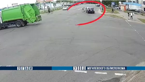 В Бобруйске 12-летний велосипедист попал под колеса Toyota на регулируемом пешеходном переходе
