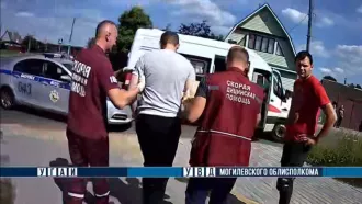 Сотрудники ГАИ Бобруйска пришли на помощь мужчине, у которого внезапно начался приступ эпилепсии