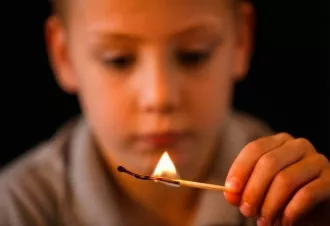 В Бобруйском районе 10-летний мальчик получил ожоги, играя со спичками