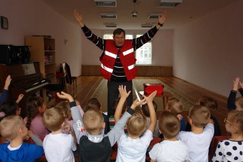 Спасатели Бобруйска учат безопасности дошколят