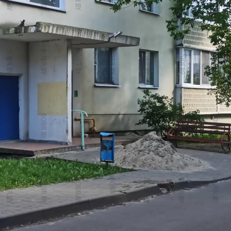 Интересно,а для чего эта кучка уже вторую неделю?)