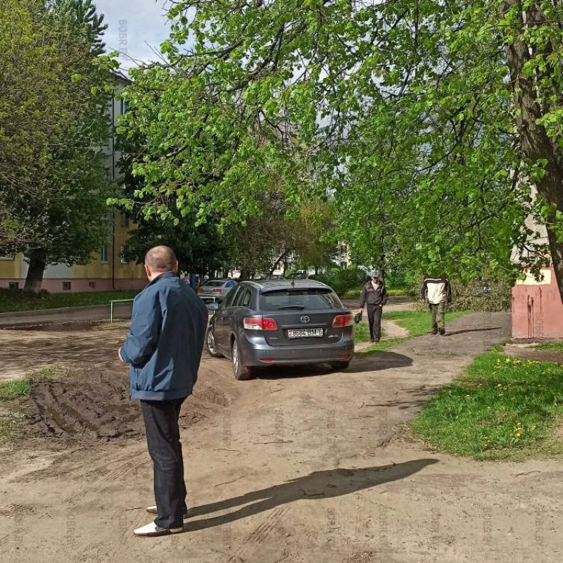 Лучшая автостоянка во дворах: на зелёной зоне, тротуаре.. А вы тоже не уважаете ни себя, ни других как этот водитель??
