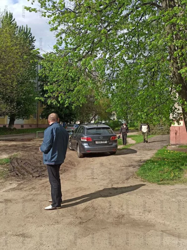 Лучшая автостоянка во дворах: на зелёной зоне, тротуаре.. А вы тоже не уважаете ни себя, ни других как этот водитель??