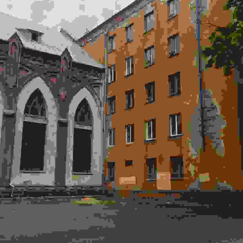 Какое из зданий выглядит лучше?) 